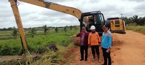 Wakil DPRD Muarojambi Bersama Kades Lopak Alai Tinjau Pembersihan Normalisasi 