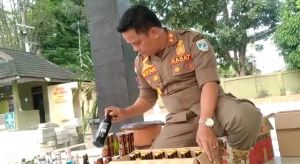 Satpol PP Kota Jambi Amankan 225 Botol Minol