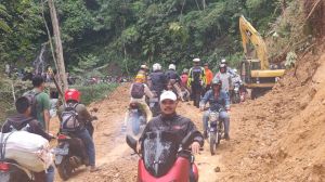 Jalan KM 25 Sungaipenuh-Tapan Tertimbun Longsor 