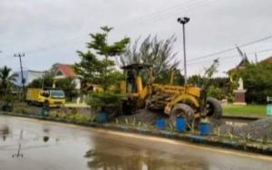 Perbaikan Jalan Nasional dengan APBD Menyambut Acara Resepsi Anak Bupati 