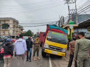Terperosok, Truk Batubara Terancam Denda Rp50 Juta 