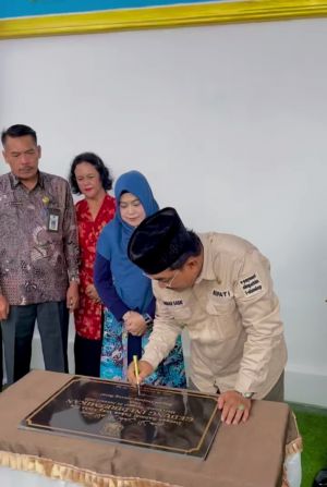 Bupati Didampingi Direktur RSUD Meresmikan Rumah Singgah untuk Masyarakat