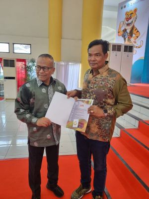 Ketua SMSI Jambi Mukhtadi Putranusa Terima Penghargaan 'Press Card Number One'