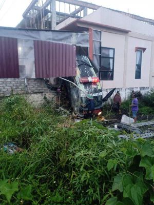 Mobil Ambulance Bawa Jenazah Tabrak Rumah Warga 