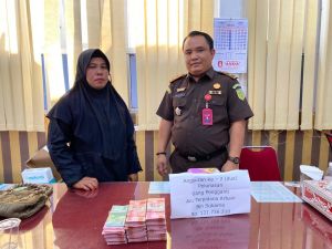 Kejari Sungai Penuh Terima Pengembalian Kerugian Negara dari Istri Mantan Kades Air Teluh 