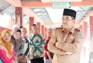 Bupati Tanjabbar Jenguk Ustadz Abdul Wahab Wahib di RSUD KH. Daud Arif Kualatungkal