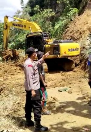 Agar Bisa Dilalui Kendaraan, Polsek Tengah Ilir Bersihkan Areal Longsor di Jalan Lubuk Punggur
