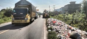 DLH Turunkan Alat Berat, Bersihkan Sampah di Jalur Lintas