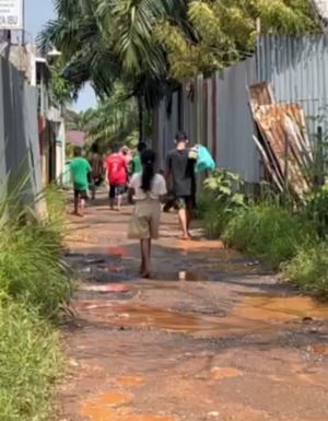 Warga Lorong Wijaya Keluhkan Jalan Rusak