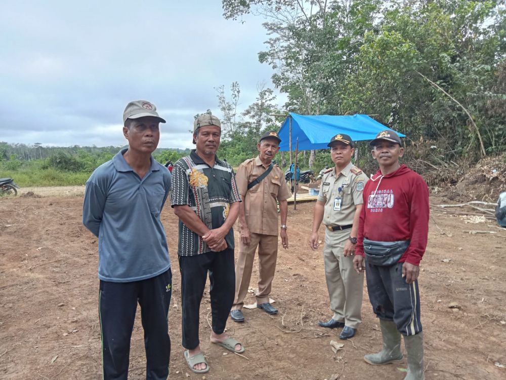 pemerintah Desa rantau limau manis saat melakukan peletakan batu pertama dilokasi rumah adat Kuta Hayo