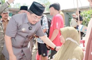Bupati Tanjabbar Sambangi Korban Tanah Longsor Kelurahan Senyerang