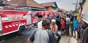 Dua Unit Rumah Terbakar di Danau Teluk, Kerugian Capai Rp50 Juta