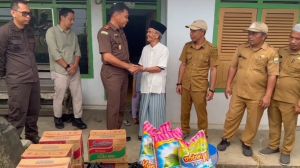Kajari Muaro Jambi Salurkan Bantuan Kepada Korban Kebakaran 
