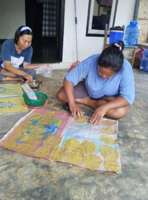 Melirik Usaha Kerupuk Jengkol Titin, Usaha Rumahan yang Bernilai Ekonomis di Desa Kemantan 