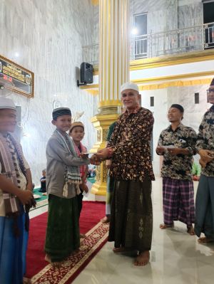 1 Hijriyah 1445 H, Kades Limau Manis Sedekah Anak Yatim dan Berikan Hadiah Kepada Murid Madrasah