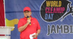 Wakil Wali Kota Jambi dan Ratusan Pemuda Bersihkan Pinggiran Sungai Batanghari
