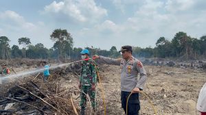 Pasca Kebakaran,Kapolsek Bahar Selatan Berjibaku Dinginkan Lahan