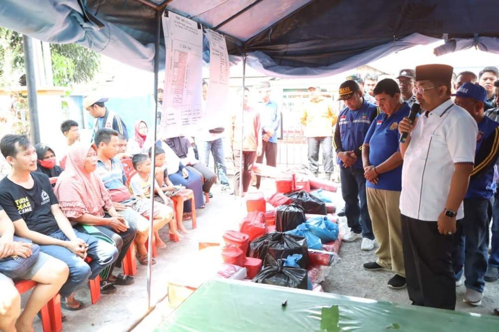 Bupati Tanjabbar Berikan Bantuan Kepada korban Kebakaran Lorong Banten