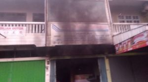 Dua Karyawan Sempat Terjebak, Ruko Berisi Tumpukan Ban di Lebak Badung Terbakar 