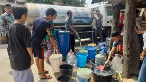 Kekeringan Melanda Seberang Kota Jambi, Warga Mengantre untuk Bantuan Air Bersih