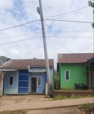 Tiang Listrik Miring Ancam Keselamatan Warga