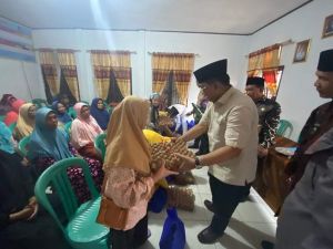 Bupati Tanjabbar Serahkan Bansos kepada Lansia di Kuala Betara