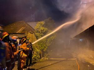 Bedeng 3 Pintu di Belakang Polda Jambi Terbakar di Malam Tahun Baru
