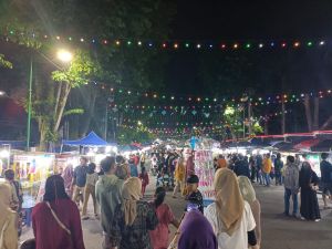Ribuan Warga Padati Area Tugu Keris Siginjai di Malam Tahun Baru