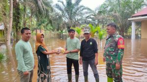 Pemdes Kemantan Berikan bantuan sembako kepada warga Terdampak Banjir.