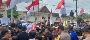 Tolak Jalan Khusus dan Stockpile Batu Bara PT SAS, Warga Aur Kenali Demo di Gedung DPRD Provinsi Jam