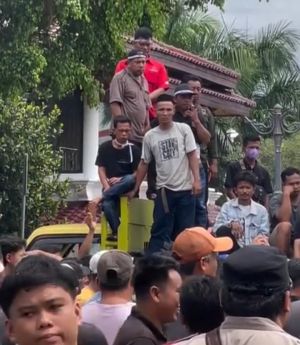 Sopir Angkutan Batu Bara Demo Rumah Dinas Gubernur Jambi, Tuntut Kembali Aktivitas Batu Bara di Jala