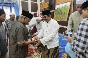 Bupati Tanjabbarat Gelar Doa Bersama Serta Berikan Santunan Ke Janda Dan Lansia