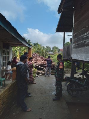 Rumah Panggung Rubuh di Kelurahan Tanjung Raden Akibat Luapan Sungai Batanghari