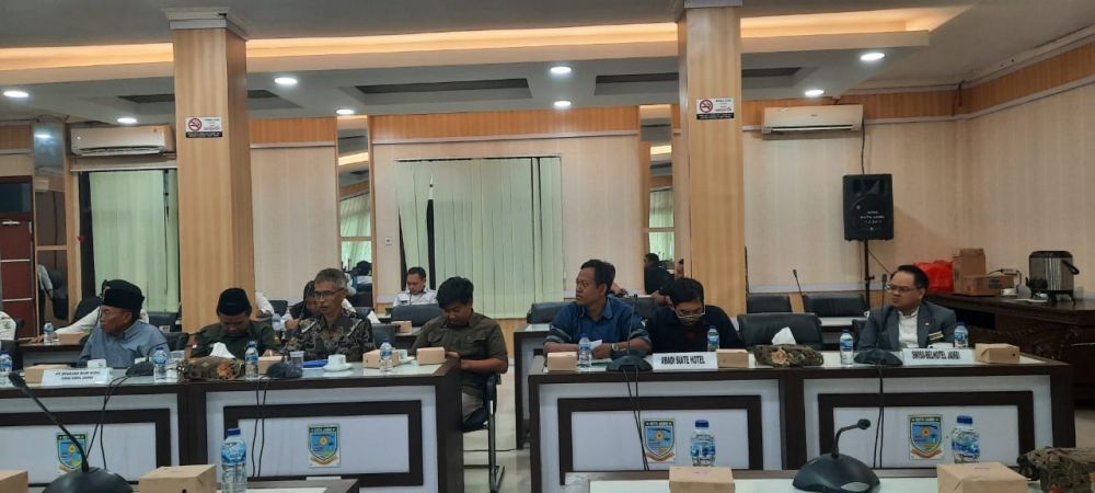 Rapat dengar pendapat yang digelar oleh Komisi II DPRD kota Jambi