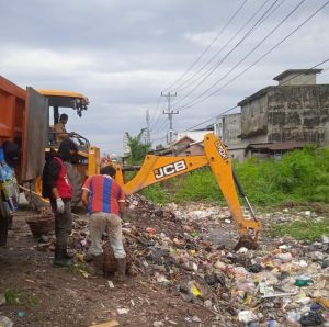 Kerahkan Alat Berat, Pemkot Jambi Bersihkan Tumpukan Sampah di Jalan Lintas Timur