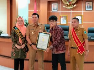 Bupati Mhd Fadhil Arif Terima Penghargaan Rekor Muri Pelaksanaan Literasi Tingkat Nasional