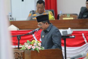 Bupati Tanjabbar Ikuti Rapat Paripurna, Bacakan Tanggapan Terhadap Pandangan Fraksi-Fraksi