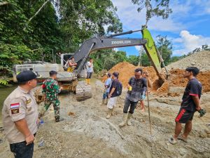 Camat Tabir Cek Lokasi Excavator Yang Merusak Sungai Aur