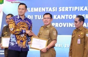 Wako Ahmadi Terima Penghargaan PTSL Dari Menteri ATR/BPR RI 