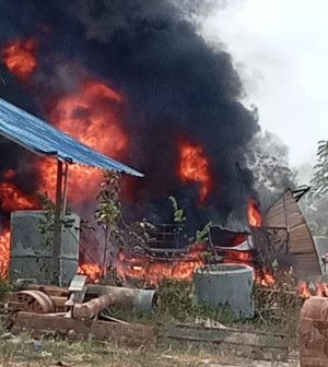Kebakaran Besar Melanda Gudang Minyak di Talang Gulo:Percikan Api dari Mesin Pompa DidugaPenyebabnya