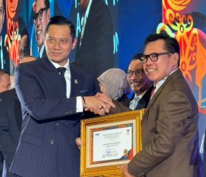 Wako Ahmadi Terima Penghargaan Tanah Ulayat Hukum Adat dari Menteri ATR/BPN 