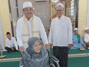 Bupati Anwar Sadat Berikan Bantuan Kursi Roda di Safari Subuh