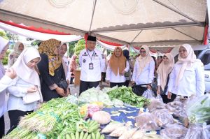 Jelang Nataru, Warga Kota Jambi Serbu Pasar Murah di Tugu Keris Siginjai