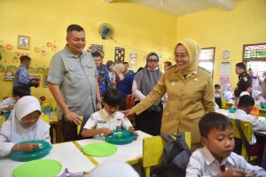 Tinjau Langsung, Pj Wali Kota Jambi Pastikan Program Makan Gratis Berjalan Lancar