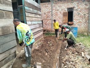 Warga Antusias Gotong Royong Gali Pondasi Rumah Tak Layak Huni Program TMMD