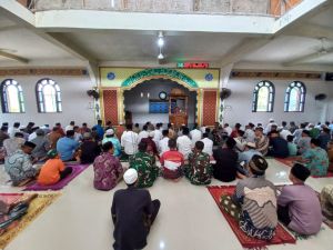 Bersama Warga, Anggota Satgas TMMD ke 123 Sholat Jum'at di Masjid Babussalam Teluk Kuali