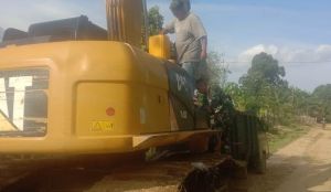 Selain Mengawasi, Satgas TMMD 123 juga Bantu Ringankan Pekerjaan Operator Alat Berat