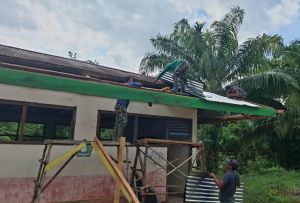 Progres Terus Bertambah, Hari Ini Warga dan Satgas TMMD Ganti Seng Madrasah Nurul Falah