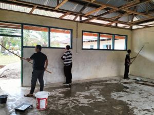 Warga Teluk Kuali Antusias Bantu Satgas TMMD Cat Tembok dan Kunsen Madarasah Nurul Falah