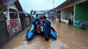 Damkartan Kota Jambi Evakuasi 20 Warga Terjebak Banjir di Suka Karya